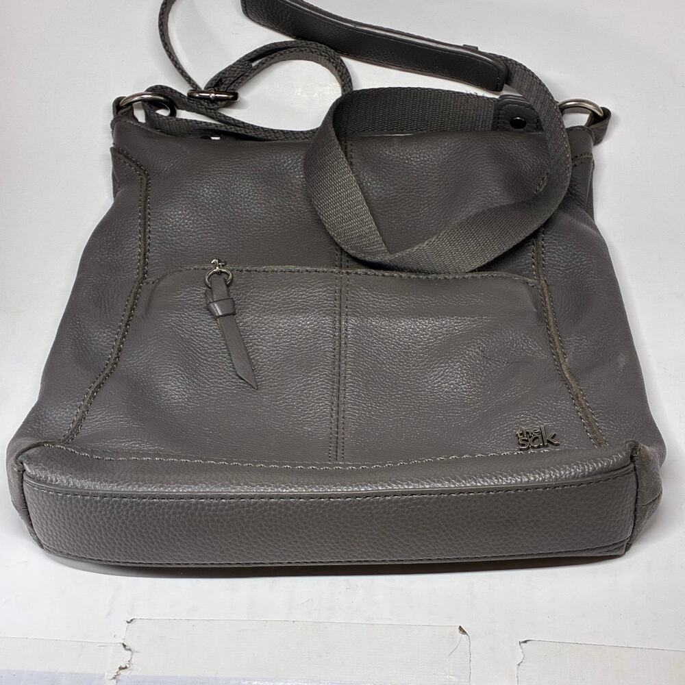 The Sak Lucia Crossbody Shoulder Bag Gray Leather Adjudtable Strap‎ Front Zipper